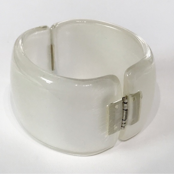Vintage Pearl Thermoset Lucite Chunky Statement Clamper Bangle Bracelet Abstract - Picture 7 of 11